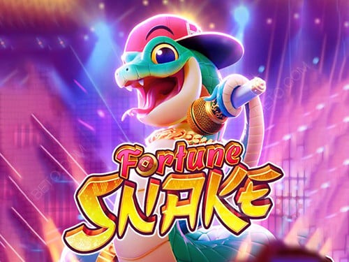 Ilustração do slot Fortune Snake da PG Soft com cobra estilizada usando boné e corrente dourada, segurando um microfone em cenário colorido de palco, com o logotipo Fortune Snake em destaque e efeitos de luz vibrantes.