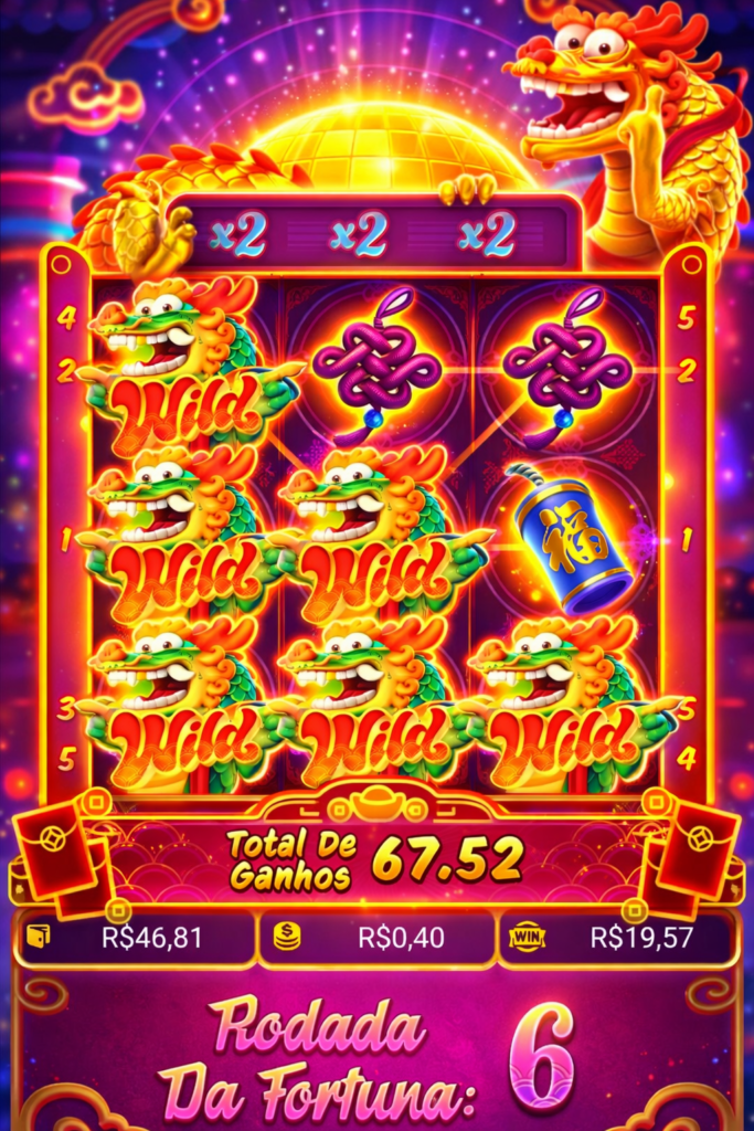 Tela do slot online Fortune Dragon mostrando rolos com vários símbolos Wild de dragão, multiplicadores x2 no topo, um dragão dourado sobre os rolos e o valor ‘Total de Ganhos 67,52’. Na parte inferior aparece ‘Rodada da Fortuna 6’, com valores em reais exibidos na interface.