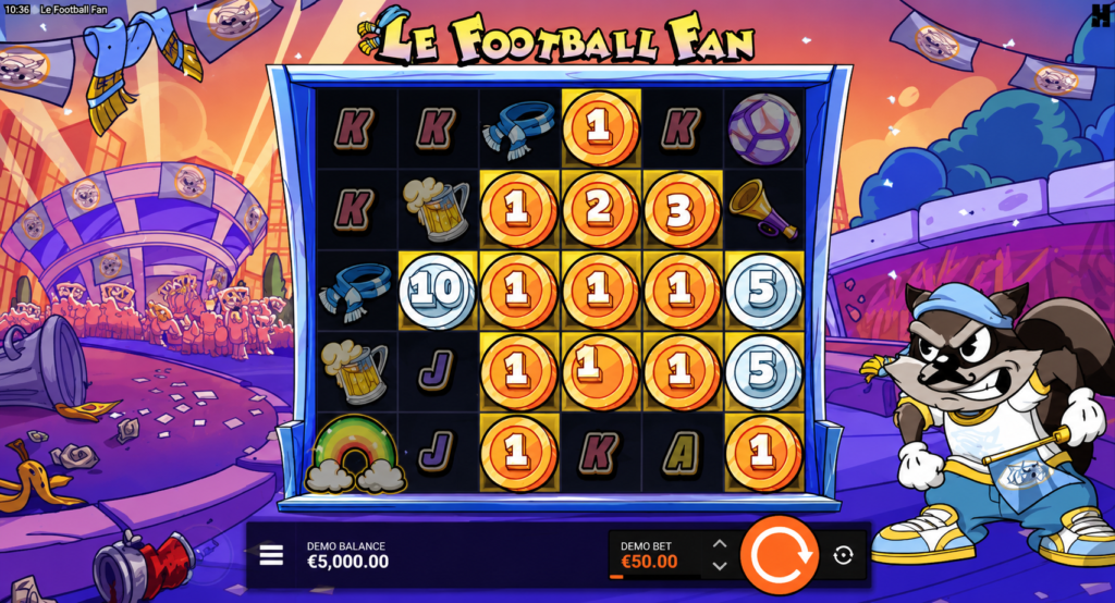 Gameplay do slot Le Football Fan da Hacksaw Gaming com grade 6x5, mecânica Cluster Pays, símbolos de moedas, Rainbow, bola de futebol e mascote Wild, destacando os recursos especiais e o potencial de ganho de até 2.500x a aposta.