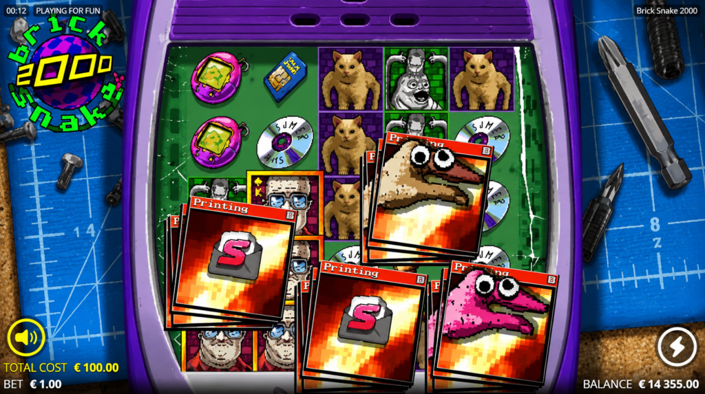 Rodada do slot Brick Snake 2000 da Nolimit City com símbolos especiais, cartas de Printing, personagens retrô e mecânicas bônus inspiradas no clássico jogo da cobrinha, destacando a alta volatilidade e os recursos exclusivos do caça-níquel.